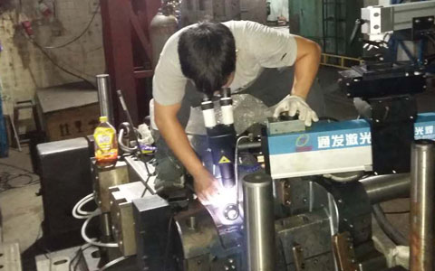 通發(fā)模具激光焊機修復模具現場