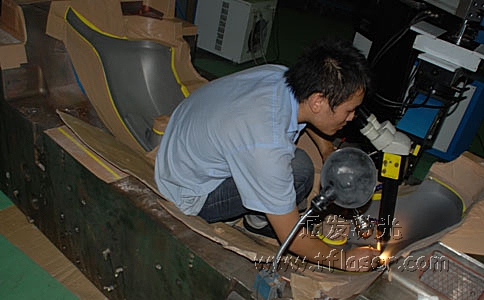 通發(fā)吊臂式模具激光焊接機(jī)對(duì)汽車保險(xiǎn)杠模具補(bǔ)焊現(xiàn)場